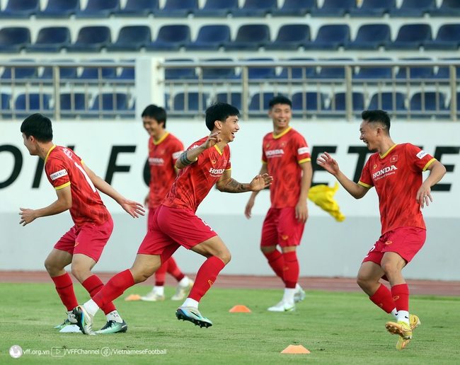 Tin nóng AFF Cup ngày 1/1: Tuyển Việt Nam trở lại tập luyện đấu Myanmar - Ảnh 1.