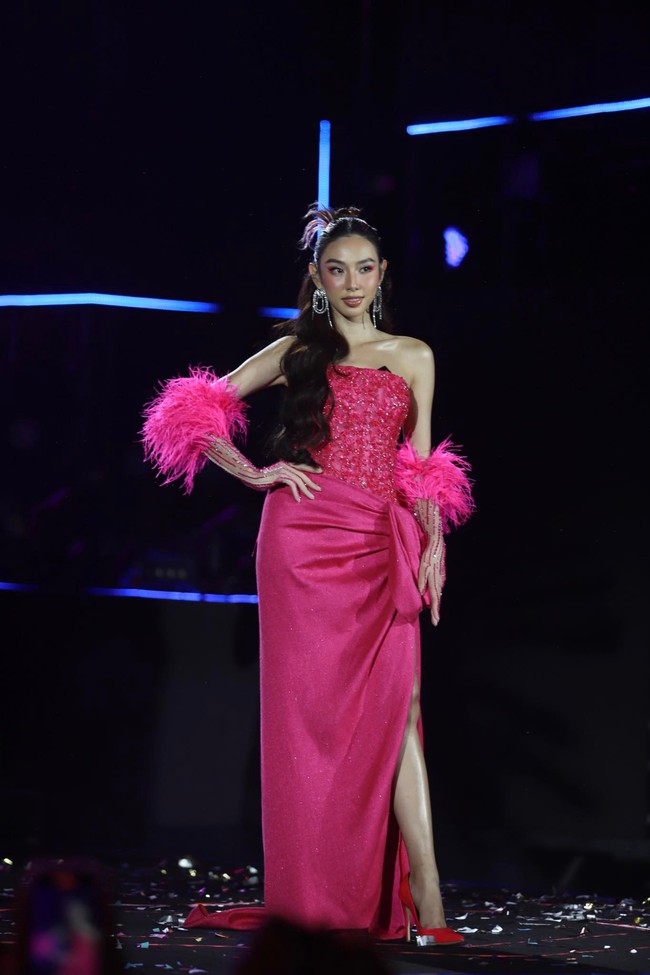 Hoa hậu Thùy Tiên vừa catwalk vừa nhảy cực cháy trong đêm countdown mừng năm mới 2023 - Ảnh 2.