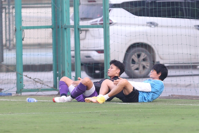 Quế Ngọc Hải tập riêng cùng bác sĩ Choi, nguy cơ vắng mặt trận đấu với Myanmar - Ảnh 1.