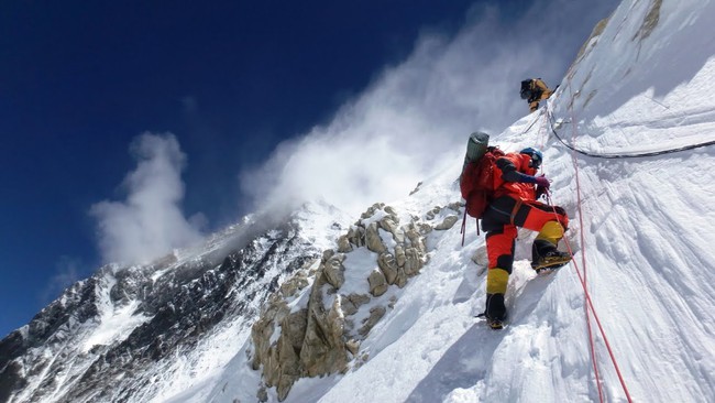 Những điều đáng sợ xảy ra với cơ thể con người tại 'vùng tử thần' của đỉnh Everest - Ảnh 2.