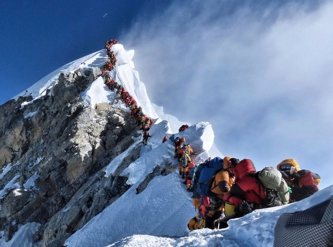 Những điều đáng sợ xảy ra với cơ thể con người tại 'vùng tử thần' của đỉnh Everest - Ảnh 1.
