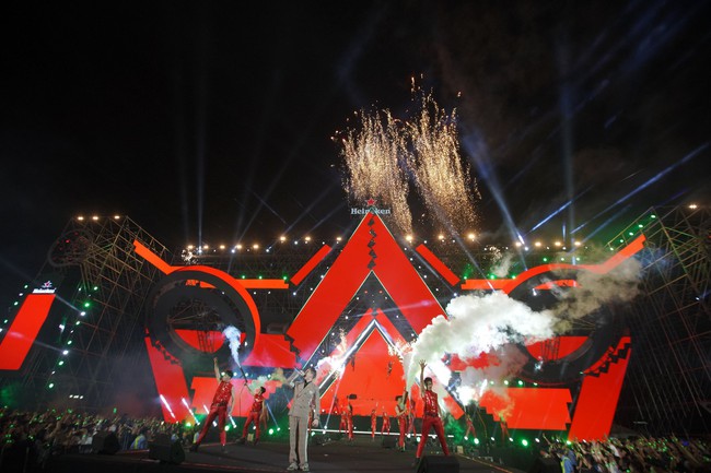 DJ Bassjackers cùng Diva Hồng Nhung mở kết nối bất ngờ trong đại tiệc âm nhạc lớn nhất năm tại Nha Trang - Ảnh 4.