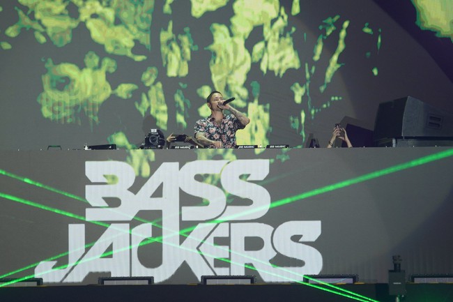 DJ Bassjackers cùng Diva Hồng Nhung mở kết nối bất ngờ trong đại tiệc âm nhạc lớn nhất năm tại Nha Trang - Ảnh 9.
