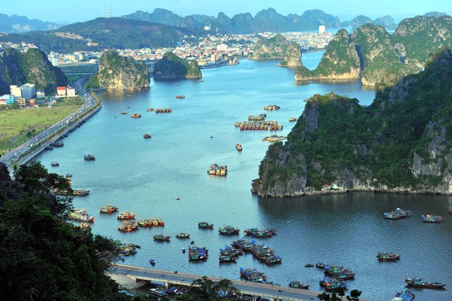 Quảng Ninh phấn đấu thu hút 14 triệu lượt khách du lịch năm 2023 - Ảnh 1.