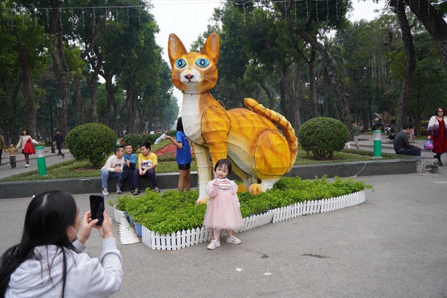 Thêm một linh vật mèo kỳ lạ ở công viên Thống Nhất - Ảnh 2.