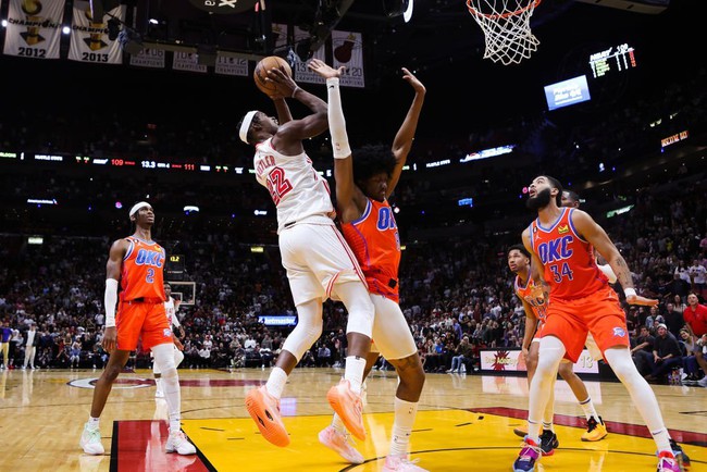 Miami Heat xô đổ kỷ lục NBA trong ngày thắng nhọc Oklahoma City Thunder - Ảnh 1.