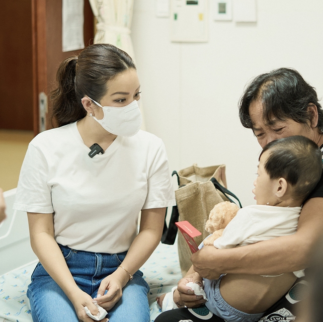 Hoa hậu Thu Hoài bật khóc khi thăm hỏi các em nhỏ mắc bệnh tim bẩm sinh - Ảnh 2.