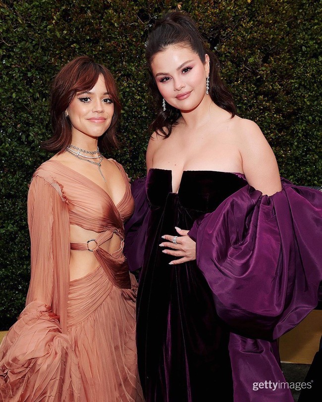 'Cô Tư' Wednesday nhạt nhòa vì chọn sai váy, đứng cạnh Selena Gomez mà 'mất điện' luôn - Ảnh 4.