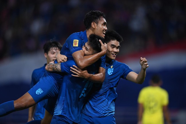 Video AFF Cup ngày 10/1: Đội tuyển Thái Lan thiết lập kỷ lục mới tại giải đấu AFF Cup - Ảnh 3.