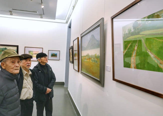 Triển lãm 'Sắc màu Xuân đất nước' tại Bảo tàng Mỹ thuật Việt Nam - Ảnh 1.
