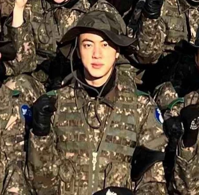 Jin BTS 'khoe dáng' người lính oai phong trong quân ngũ - Ảnh 1.