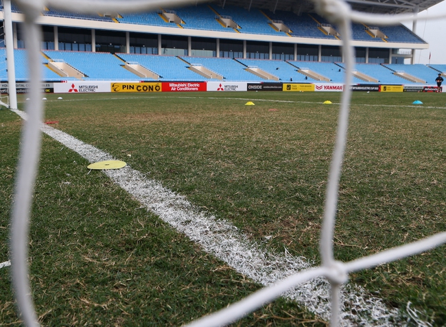 Cận cảnh mặt cỏ sân Mỹ Đình trước trận chung kết lượt đi AFF Cup 2022 - Ảnh 6.