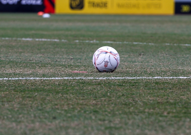 Cận cảnh mặt cỏ sân Mỹ Đình trước trận chung kết lượt đi AFF Cup 2022 - Ảnh 7.