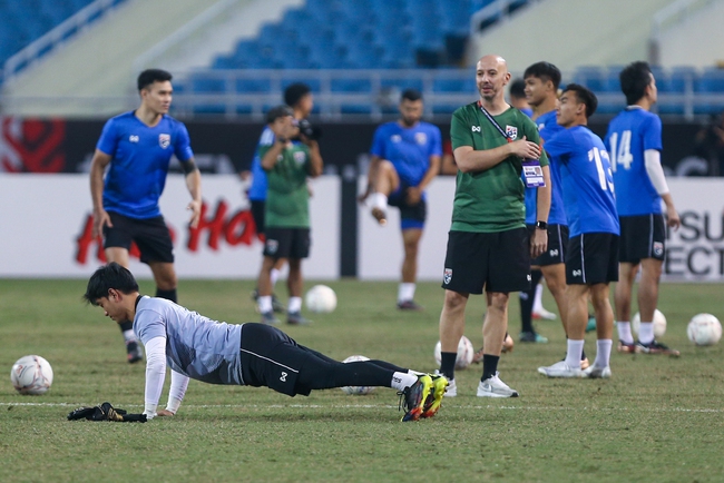Tuyển thủ Thái Lan tập ăn mừng như Ronaldo trên sân Mỹ Đình - Ảnh 4.