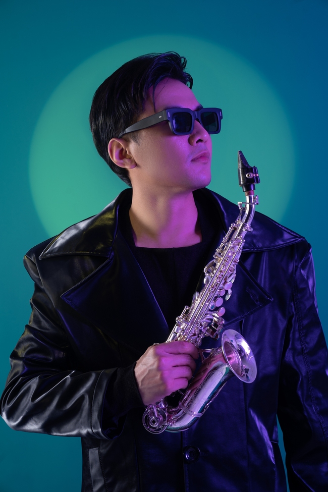 Nghệ sĩ Tùng S.A.X gây ấn tượng với album đầu tay ‘1989 Saxophone’ - Ảnh 1.