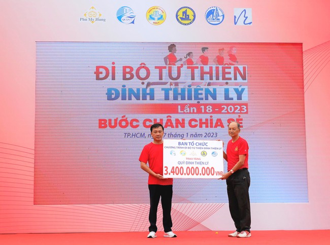 Giải đi bộ từ thiện Đinh Thiện Lý quyên góp được 4,3 tỷ đồng cho người nghèo - Ảnh 2.