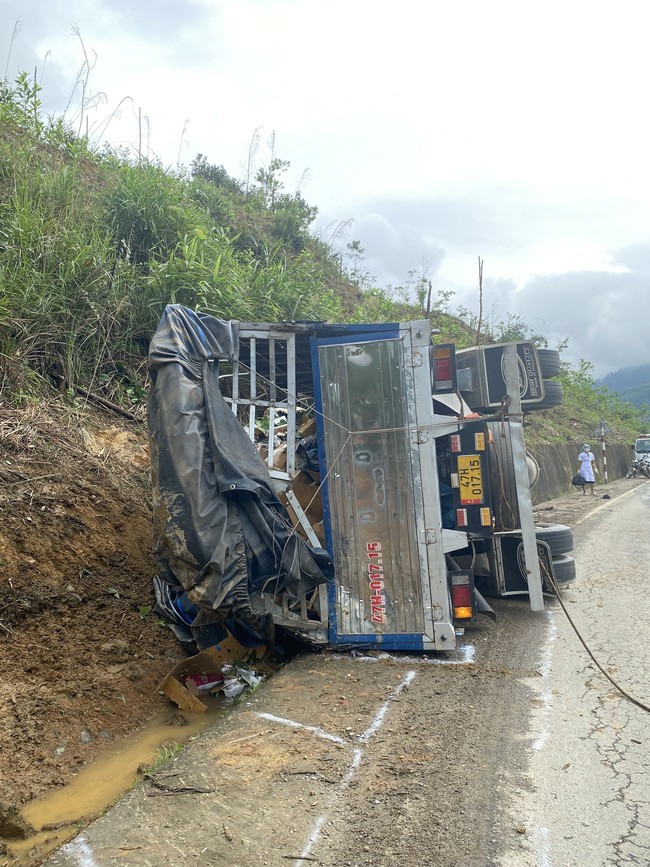 Quảng Nam: Xe tải mất lái lao vào ta luy, ba người tử vong - Ảnh 1.