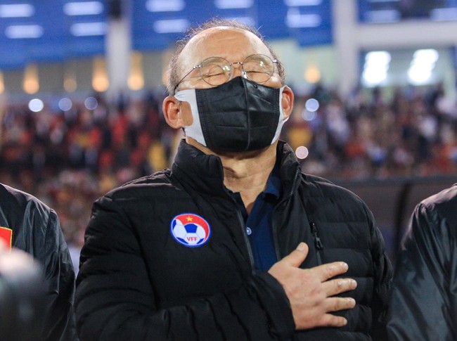 Màn chào cờ đầy xúc động của HLV Park Hang-seo trong trận đấu cuối cùng trên sân Mỹ Đình - Ảnh 1.