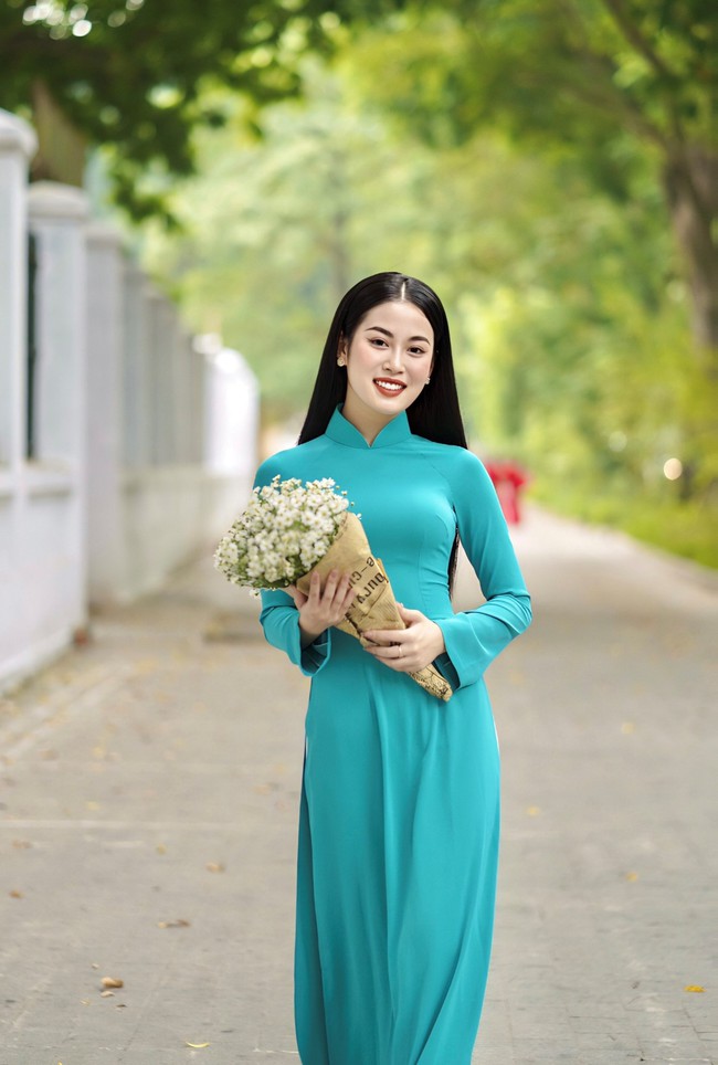 Á hậu Thu Hằng khoe nhan sắc rạng rỡ khi diện áo dài Tết của NTK Nguyễn Minh Long - Ảnh 2.