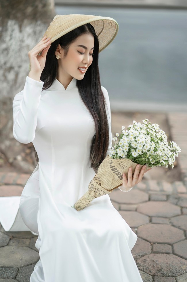 Á hậu Thu Hằng khoe nhan sắc rạng rỡ khi diện áo dài Tết của NTK Nguyễn Minh Long - Ảnh 3.