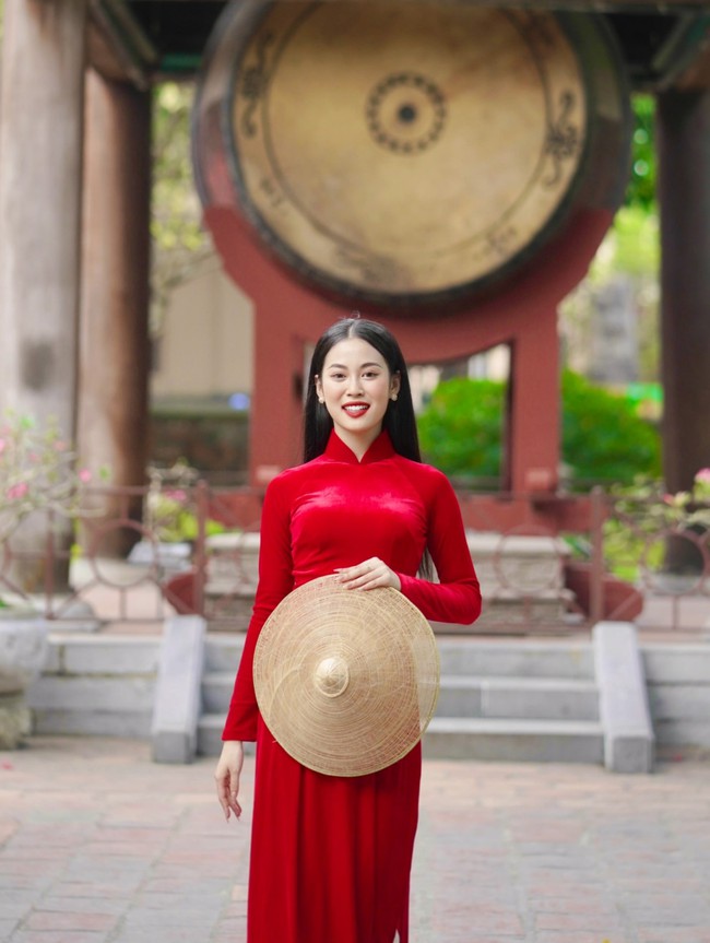 Á hậu Thu Hằng khoe nhan sắc rạng rỡ khi diện áo dài Tết của NTK Nguyễn Minh Long - Ảnh 6.