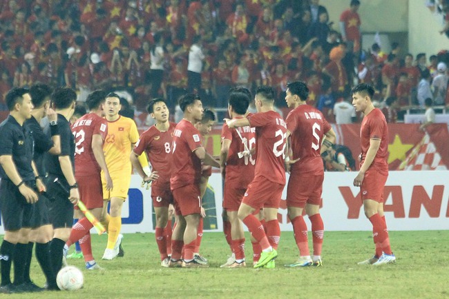 ĐT Việt Nam họp đội ngay sau khi kết thúc trận với Thái Lan - Ảnh 3.