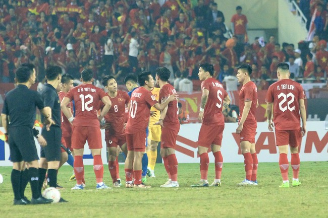 ĐT Việt Nam họp đội ngay sau khi kết thúc trận với Thái Lan - Ảnh 2.