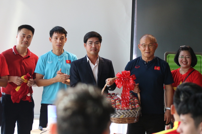 Tin nóng AFF Cup ngày 15/1: Tuyển Việt Nam tập làm quen sân đấu Thái Lan - Ảnh 5.