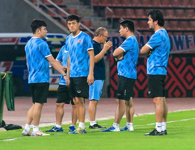 HLV Park Hang-seo trêu đùa ngáng chân trợ lý, kiểm tra mặt cỏ sân thi đấu với Thái Lan - Ảnh 1.