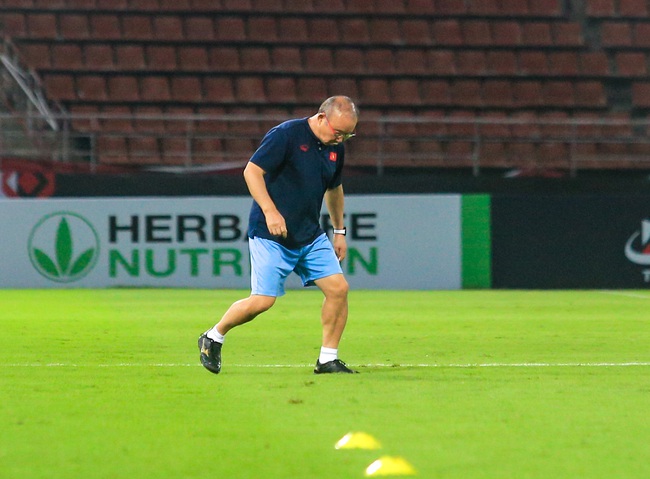 HLV Park Hang-seo trêu đùa ngáng chân trợ lý, kiểm tra mặt cỏ sân thi đấu với Thái Lan - Ảnh 6.