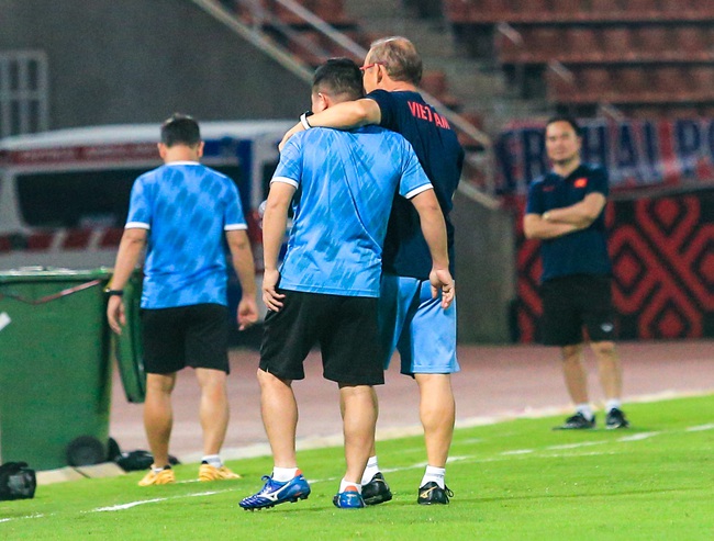 HLV Park Hang-seo trêu đùa ngáng chân trợ lý, kiểm tra mặt cỏ sân thi đấu với Thái Lan - Ảnh 5.