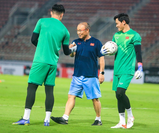 Đội tuyển Việt Nam hô vang: Quyết tâm vô địch, HLV Park Hang-seo động viên các thủ môn - Ảnh 2.