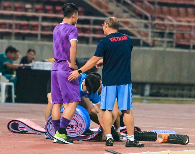 Trung vệ Bùi Tiến Dũng chấn thương nhiều khả năng lỡ trận chung kết Thái Lan đấu Việt Nam - Ảnh 2.