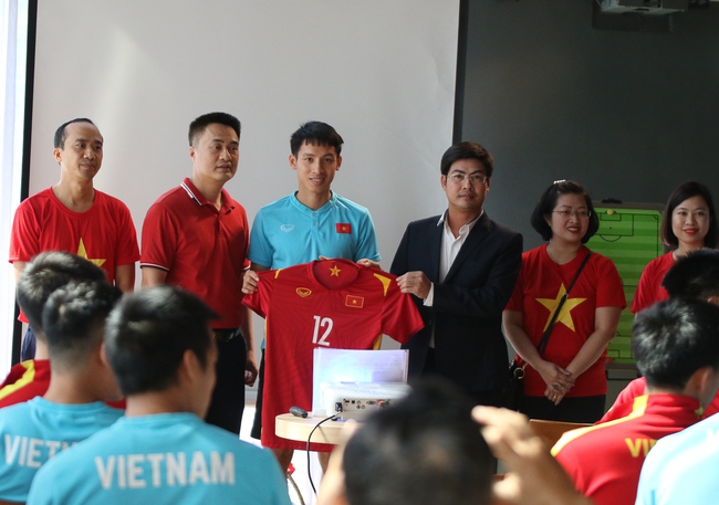 Đại sứ quán Việt Nam động viên thầy trò HLV Park Hang Seo trước trận gặp Thái Lan - Ảnh 1.