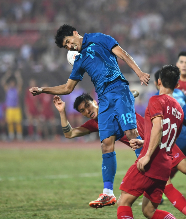 Cầu thủ Thái Lan 'buồn bã' chia tay đôi giày yêu thích bị rách bươm sau trận đấu với Việt Nam - Ảnh 2.