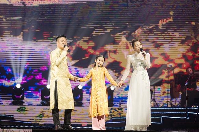 Nguyễn Ngọc Anh xúc động khi hát trước hàng nghìn kiều bào ở 'Xuân quê hương' - Ảnh 4.