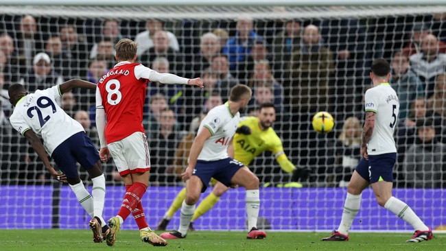 Kết quả bóng đá Tottenham 0-2 Arsenal: Pháo thủ bỏ xa Man City - Ảnh 1.