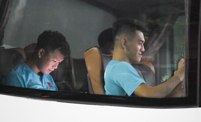 Tuyển thủ Việt Nam băng đá trở về khách sạn, miệng vẫn tươi cười trước trận gặp Thái Lan - Ảnh 9.
