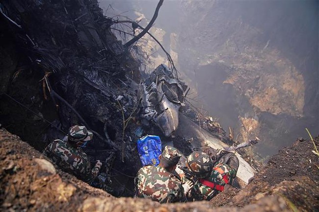 Vụ rơi máy bay tại Nepal: Số người thiệt mạng tăng lên ít nhất 40 người - Ảnh 1.