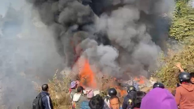 Nhân chứng vụ máy bay rơi tại Nepal kể lại về tiếng kêu cứu thảm khốc và nỗ lực tìm kiếm thi thể nạn nhân trong vô vọng - Ảnh 1.