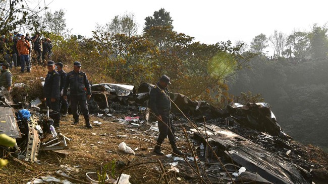 Nhân chứng vụ máy bay rơi tại Nepal kể lại về tiếng kêu cứu thảm khốc và nỗ lực tìm kiếm thi thể nạn nhân trong vô vọng - Ảnh 3.