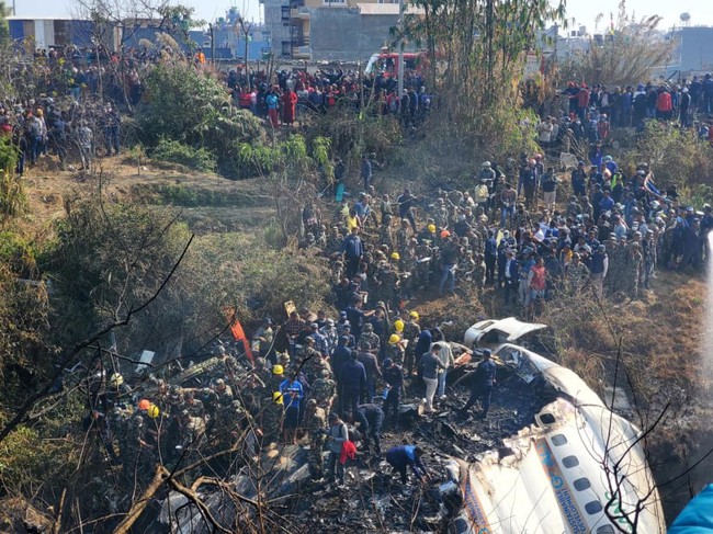 Máy bay Nepal nghiêng gần mặt đất trước khi rơi khiến 72 người thiệt mạng và lời kể của nhân chứng - Ảnh 1.