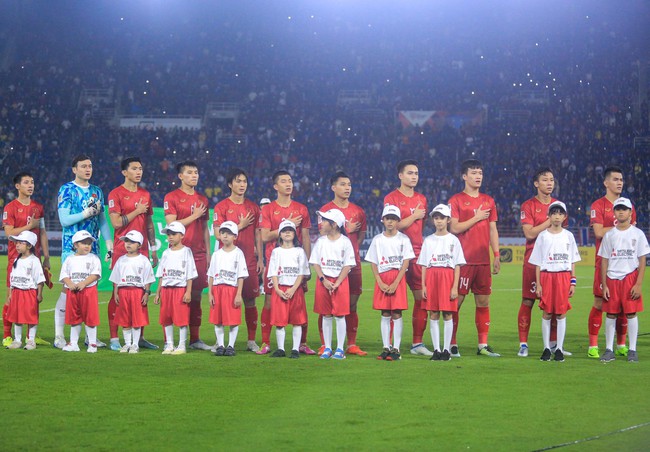 Khoảnh khắc dầy cảm xúc trong lễ chào cờ của ĐT Việt Nam trước chung kết AFF Cup 2022 - Ảnh 5.