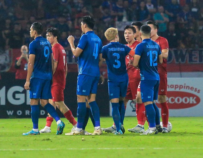 CĐV Thái Lan bất ngờ bị ngất, phải đi cấp cứu trong trận chung kết AFF Cup 2022 - Ảnh 6.