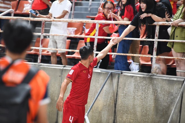 Giành ngôi Á quân, HLV Park Hang-seo vẫn vui vẻ chúc mừng từng cầu thủ Thái Lan - Ảnh 7.