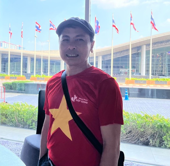 Bố mẹ Quang Hải đến Thái Lan cổ vũ, CĐV Thái Lan xếp dép chờ mua vé vào xem chung kết gặp ĐT Việt Nam - Ảnh 1.