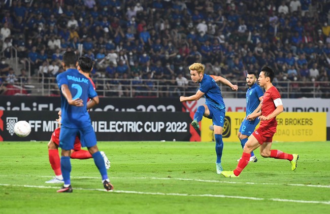 Theerathon ghi bàn thắng duy nhất, Thái Lan dẫn trước Việt Nam trong hiệp 1 - Ảnh 1.