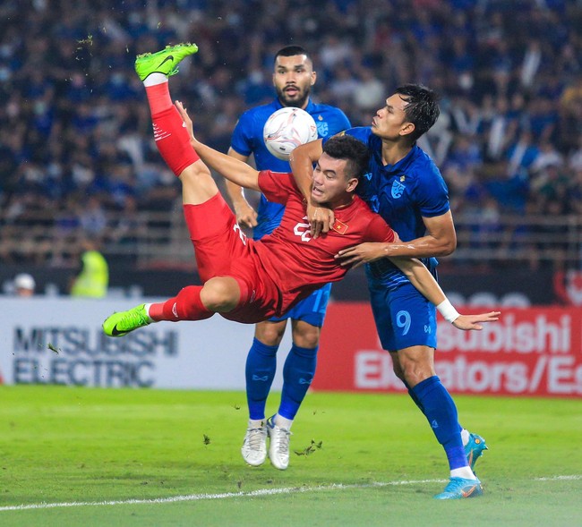 Theerathon ghi bàn thắng duy nhất, Thái Lan dẫn trước Việt Nam trong hiệp 1 - Ảnh 3.