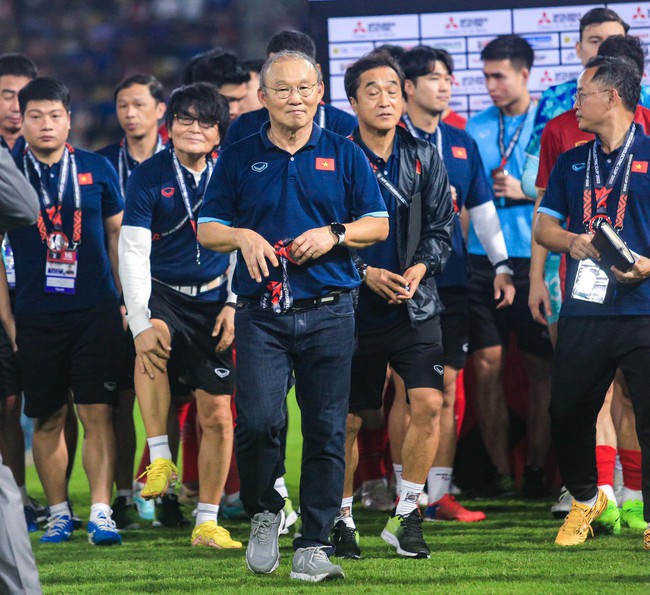 Giành ngôi Á quân, HLV Park Hang-seo vẫn vui vẻ chúc mừng từng cầu thủ Thái Lan - Ảnh 5.
