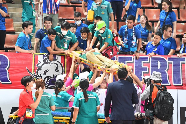 CĐV Thái Lan bất ngờ bị ngất, phải đi cấp cứu trong trận chung kết AFF Cup 2022 - Ảnh 1.